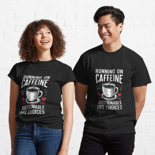 Camiseta Corriendo con cafeína y decisiones cuestionables d
