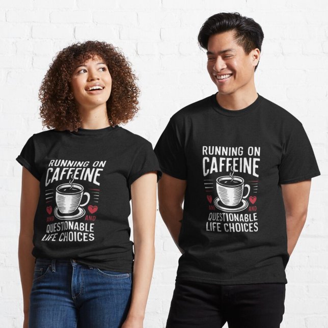 Camiseta Corriendo con cafeína y decisiones cuestionables d (Subido por el creador)