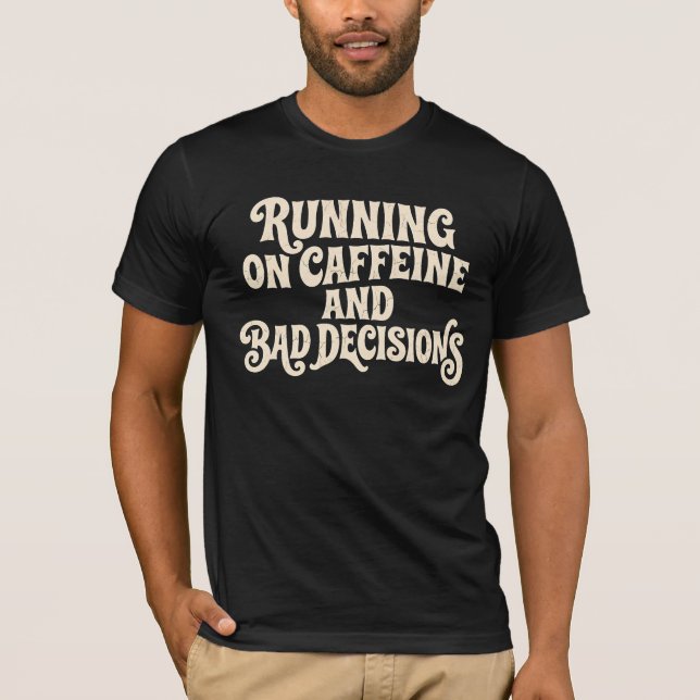 Camiseta Corriendo con Cafeína y Decisiones Malas Café Retr (Anverso)