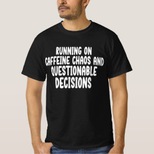 Camiseta Corriendo Sobre Caos De Cafeína Y Decisiones Dudos