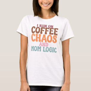 Camiseta Corro con café, caos y lógica de mamá retro
