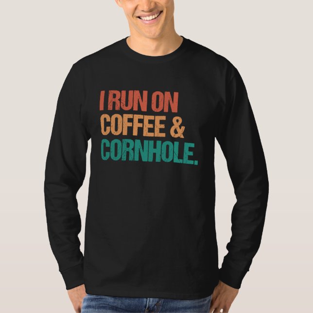 Camiseta Corro Con Café Y Bolsas De Cornhole (Anverso)