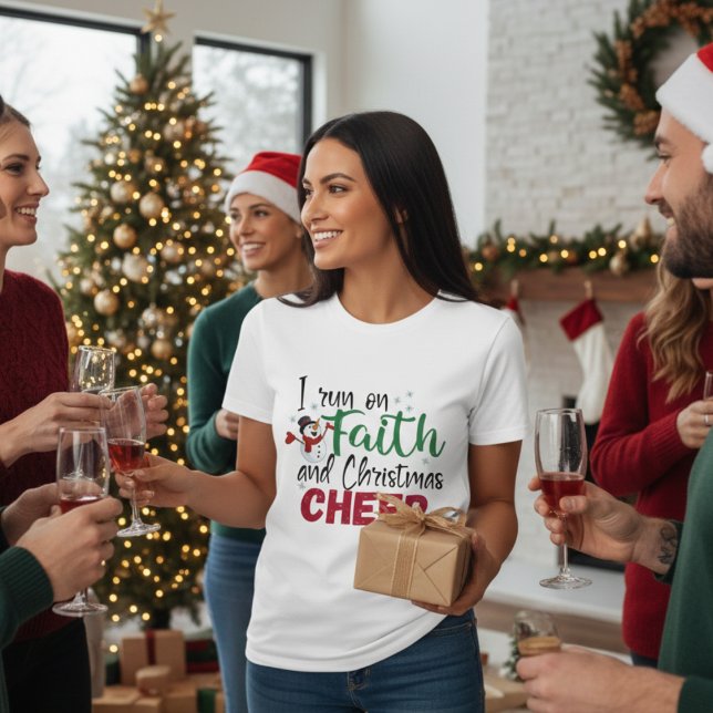 Camiseta Corro con fe y Navidades celebran fiesta (I Run On Faith and Christmas Cheer Festive T-Shirt)