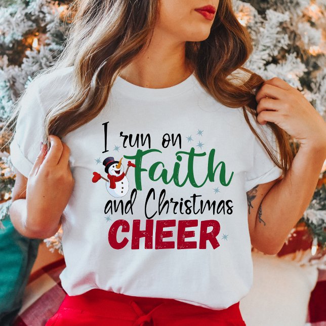 Camiseta Corro con fe y Navidades celebran fiesta (I Run On Faith and Christmas Cheer Festive T-Shirt)