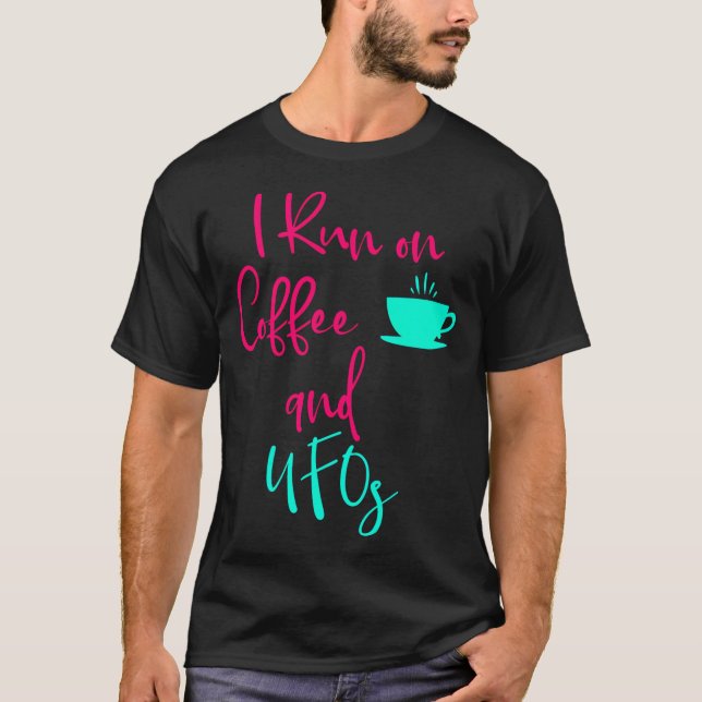 Camiseta Corro En Café Y Cita Extranjera De Ufos (Anverso)