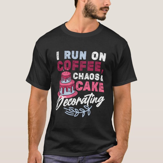 Camiseta Corro En El Café Caos Pastel Decorante (Anverso)