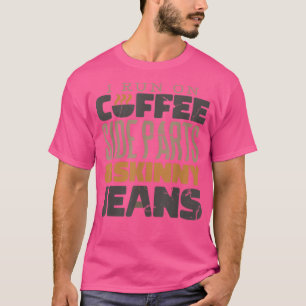 Camiseta Corro en partes del café y jeans flacos
