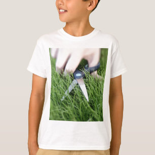 Camiseta Cortando la hierba con un par de tijeras
