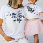 Camiseta Cosa pequeña Dandelion corazón a la ropa de la mad<br><div class="desc">El diseño de la camiseta de mamá y yo para mamá y un niño "es lo pequeño de la vida" para una madre, y una "pequeña cosa" a juego para un niño, el diseño funcionaría bien para una nueva madre, o para la futura madre, o como regalo del día de...</div>