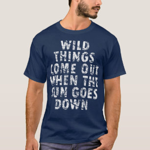 Camiseta Cosas salvajes en la noche Spooky Arte de texto