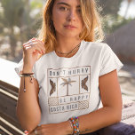 Camiseta Costa Rica no se apresuren a ser feliz recuerdo<br><div class="desc">Acepta el estilo de vida "Pura Vida" con nuestra camiseta de recuerdo feliz de Costa Rica. Con la frase lúdica pero profunda 'No se deprisa sea feliz' en medio de vibrantes motivos tropicales,  este tee capta la esencia de la atmósfera relajada de Costa Rica.</div>