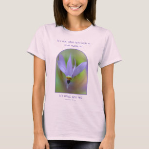 Camiseta Cota de Percepción Flor Púrpura Inspiradora