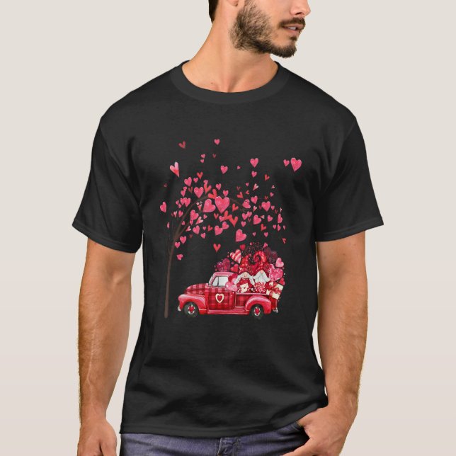 Camiseta Couple Gnomes In Red Truck With Heart Valentine's  (Anverso)