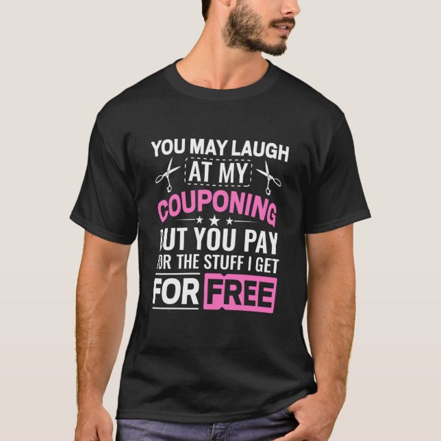 Camiseta Couponing Save You Laugh At My Couponing But You P (Anverso)