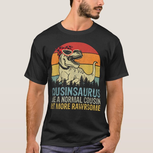 Camiseta Cousinsaurus Como Un Primo Normal Pero Más (Anverso)