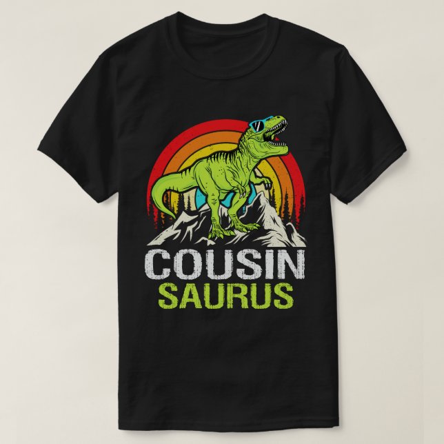 Camiseta Cousinsaurus Dinosaur T Rex Cousin Saurus Mateo (Diseño del anverso)