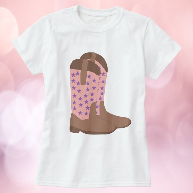 Camiseta Cowboy Boots Estrellas moradas rosadas (A tshirt with a pair of cowboy boots done in brown and pink with purple stars.)