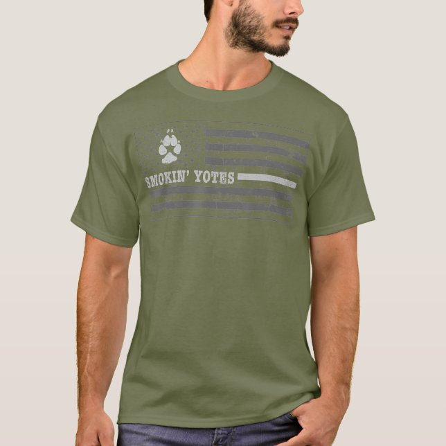 Camiseta Coyote Hunting Smokin Yotes American Flag Yote (Anverso)