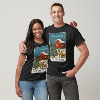 Camiseta Cozy Christmas Eve Scene Cabin, Reindeer & Tree
