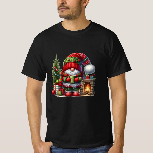 Camiseta Cozy Christmas Gnome Art – Festive Holiday (Anverso)