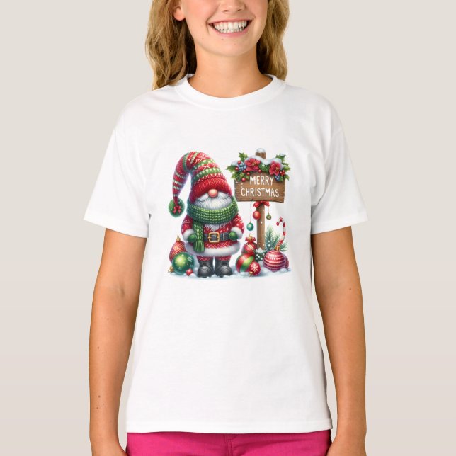 Camiseta Cozy Christmas Gnome Art – Festive Holiday (Anverso)