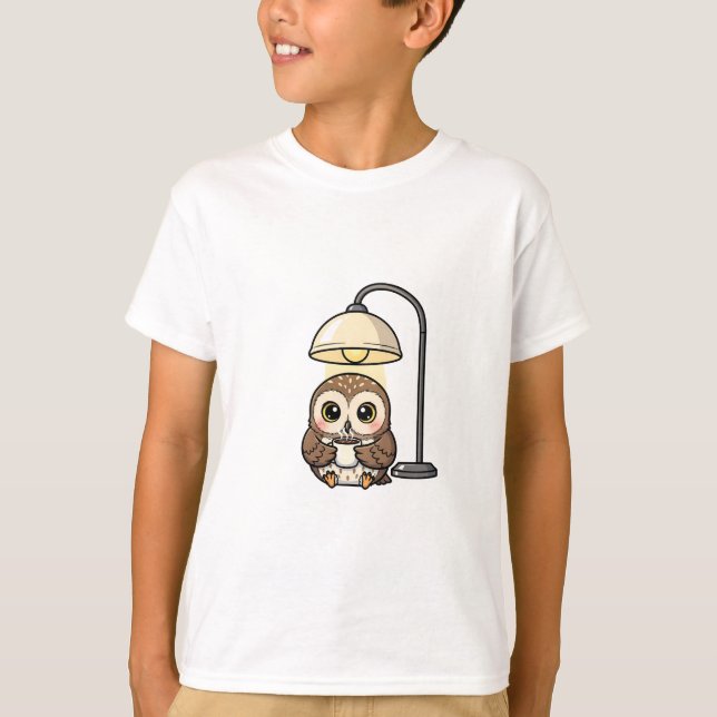 Camiseta Cozy Coffee Owl Under Lamp Kids (Anverso)