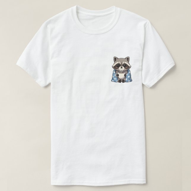 Camiseta Cozy Cute Raccoon Wrapped in Polka Dot Blanket (Diseño del anverso)