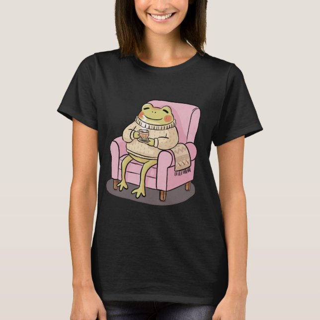 Camiseta Cozy Frog Drinking Tea On Sofa Illustration (Anverso)