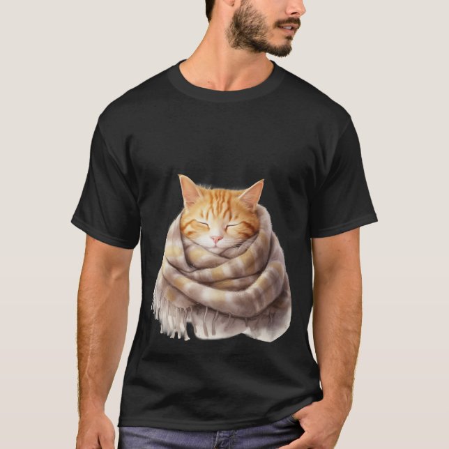 Camiseta Cozy Ginger Cat Snuggled in Warm Scarf Art ✨🐾🧣 (Anverso)