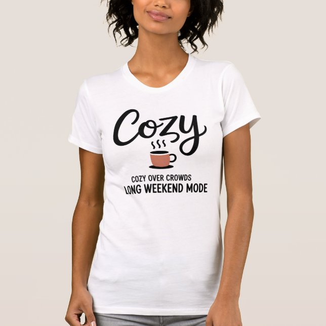Camiseta Cozy Over Crowds — Long Weekend Mode (Anverso)