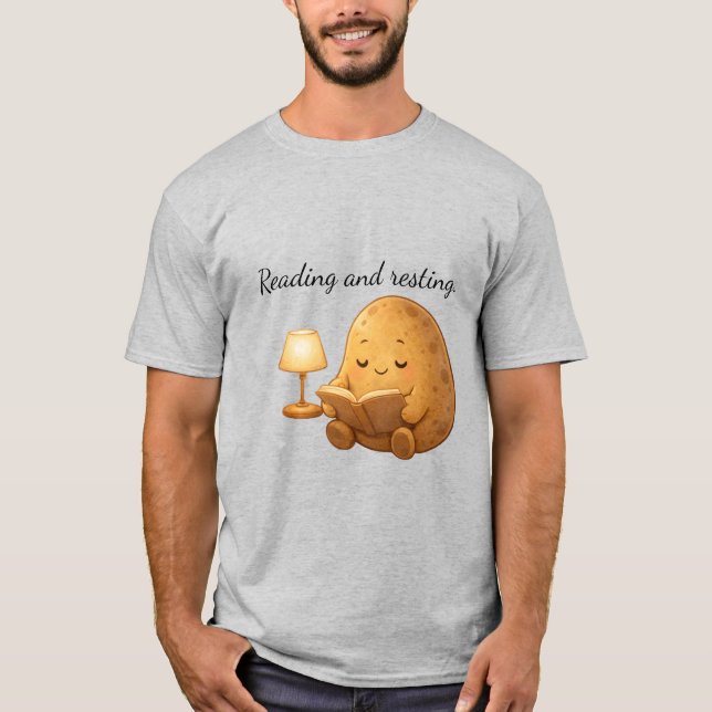 Camiseta Cozy Reading Potato Persona Lamp Cartoon Art (Anverso)