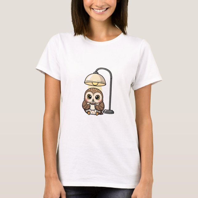 Camiseta Cozy Wide-Eyed Owl Drinking Coffee Under Warm Lamp (Anverso)
