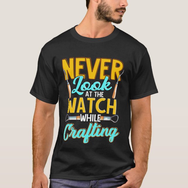 Camiseta Crafter Never Look At Watch While Crafting  1 (Anverso)