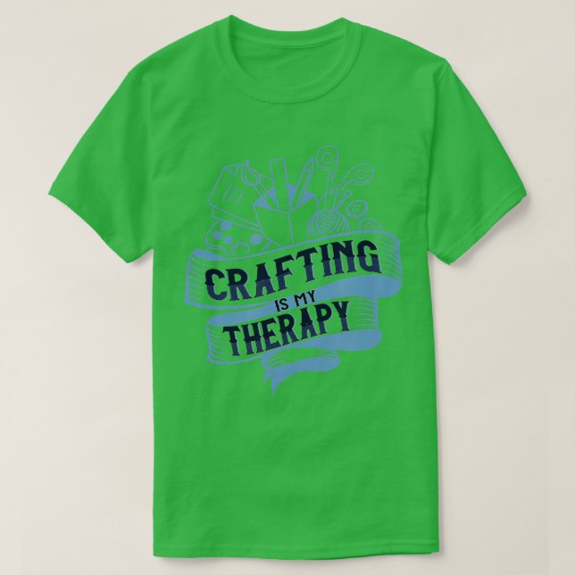 Camiseta Crafting as Therapy Ironic Needlework Crafter  (Diseño del anverso)