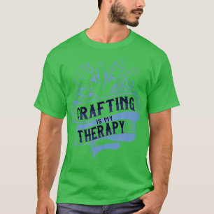 Camiseta Crafting as Therapy Ironic Needlework Crafter