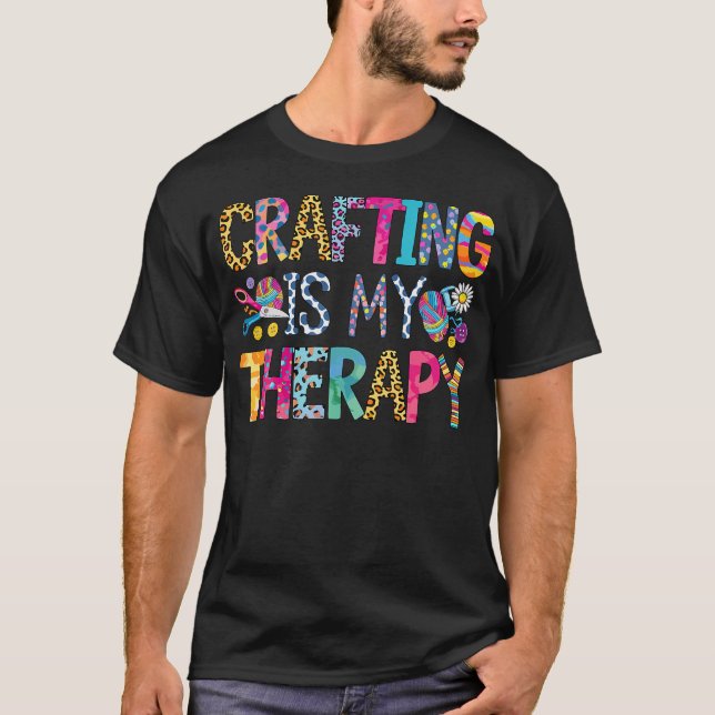 Camiseta Crafting Is My Therapy Knitting Sewing Crocheting  (Anverso)