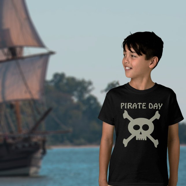 Camiseta Cráneo del Día del Pirata Cute Crossbone Niños per (Ahoy! A cute skull and crossbones with space for your little scallywag's name)