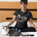 Camiseta Crazy Cat Lady Mujeres<br><div class="desc">Camiseta de gato divertida para una mujer que ama a los gatos lindos que lee a Crazy Cat Lady con gatitos adorables gatitos arrastrándose en las cartas. Estoy loco por gatitos,  obsesionado con felinos. Me gustan todos los tipos de gatos gatos gatos.</div>