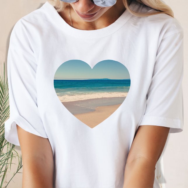 Camiseta Crea Tu Propia Foto Con Forma de Corazón (Create your own souvenir photo tee featuring your favorite vacation destination.)