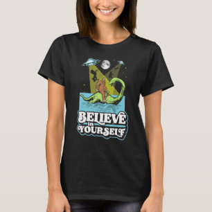 Camiseta Créanlo en su gracioso pez gordo Nessie UFO Alien