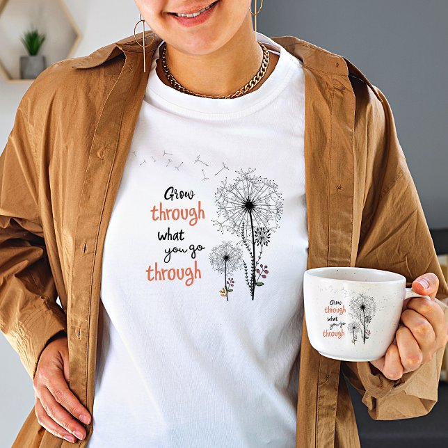 Camiseta Crecer a través de lo que pasas a través de mujere (Subido por el creador)