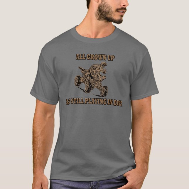 CAMISETA CRECIDO TODO Y TODAVÍA JUGANDO EN SUCIEDAD (Anverso)