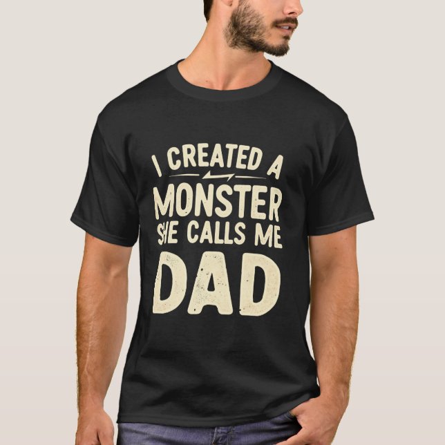 Camiseta Creé Un Monstruo Que Me Llama Papi Padres (Anverso)