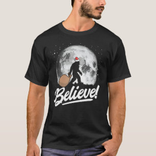 Camiseta ¡Creed! Noche de nieve y luna en Santa Bigfoot