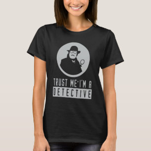 Camiseta Créeme detective diciendo que la policía espía a u