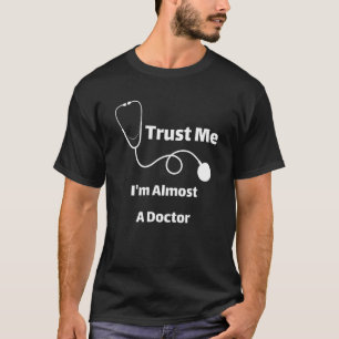 Camiseta Créeme, soy casi un Médica estudiante gracioso