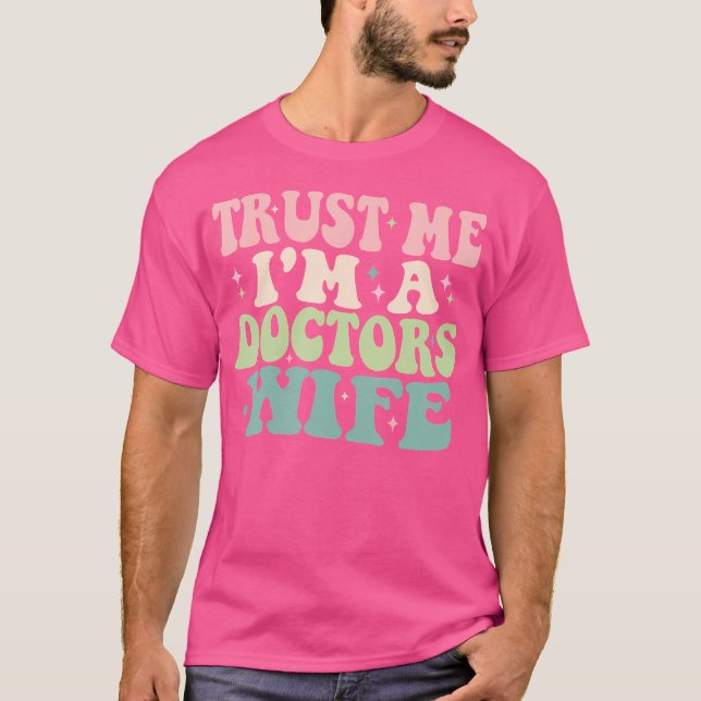 Camiseta Créeme, Soy Una Esposa Médico Divertida Casada Con (Anverso)