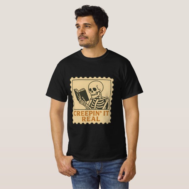 Camiseta Creepin’ It Real - Skeleton Book Halloween (Anverso completo)