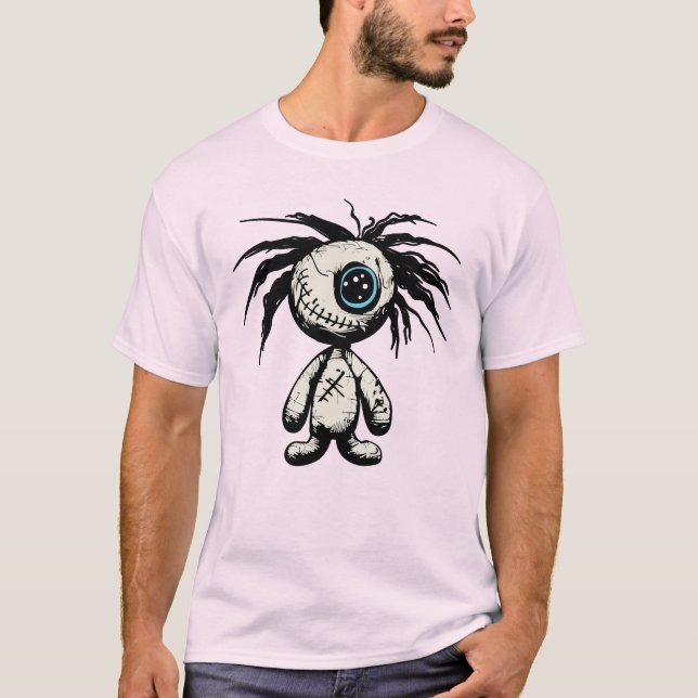 Camiseta Creepy Ilustracion de muñeca cute voodoo (Anverso)