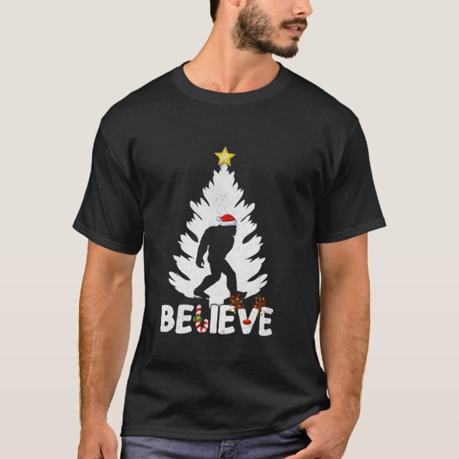 Camiseta Creer en el árbol de navidad de Sasquatch (Anverso)